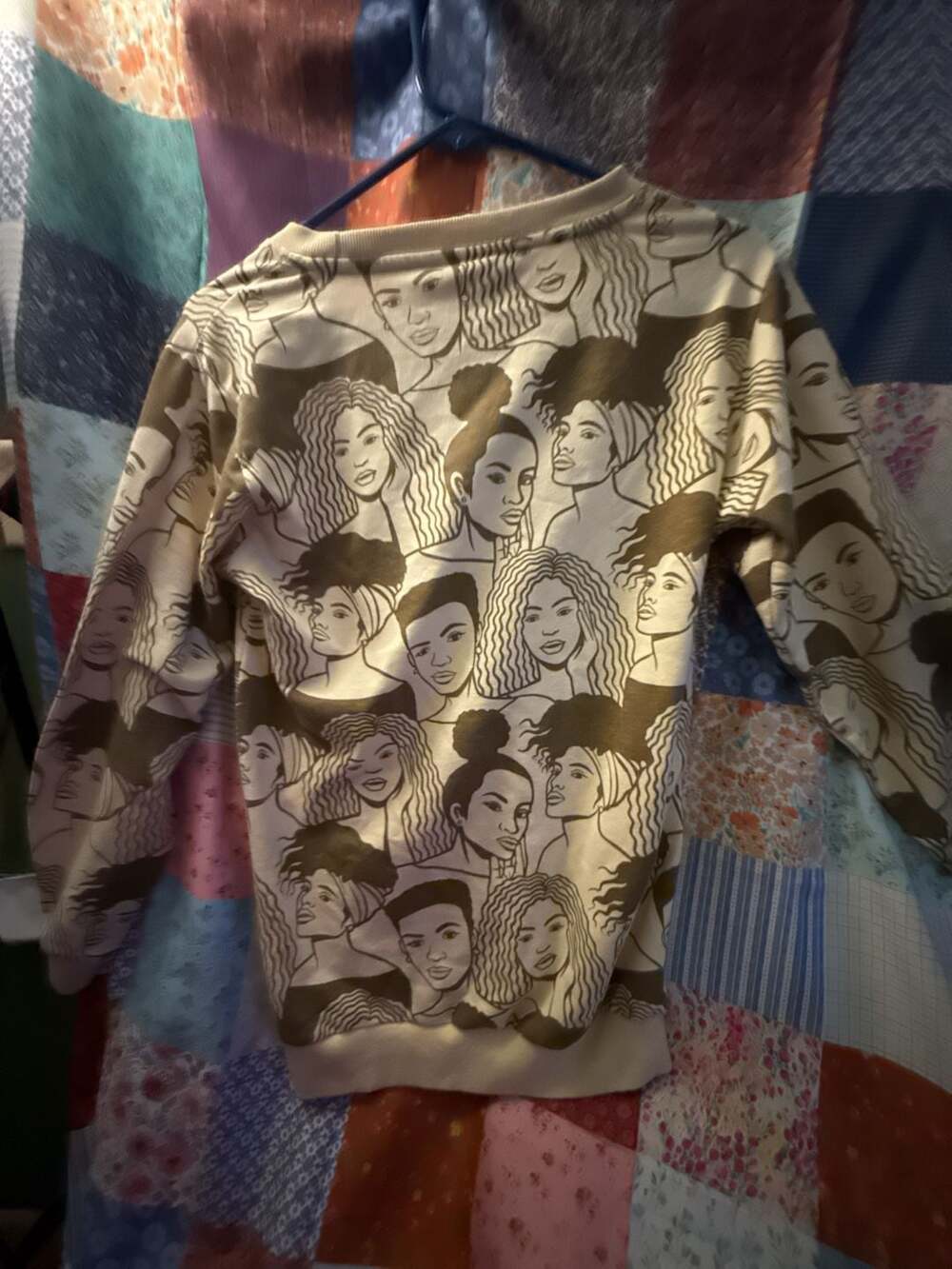 IZZY & LIV Women's Black Girl Magic Face All-Over Print Sweatshirt S/M - Picture 3 of 3
